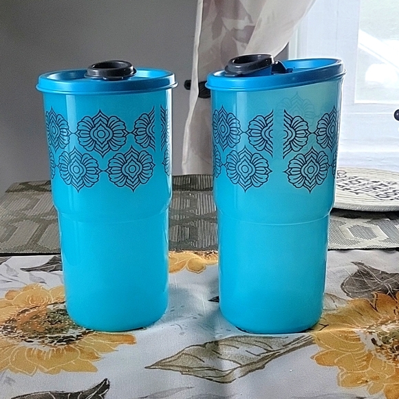2 cups with lids - Picture 1 of 3